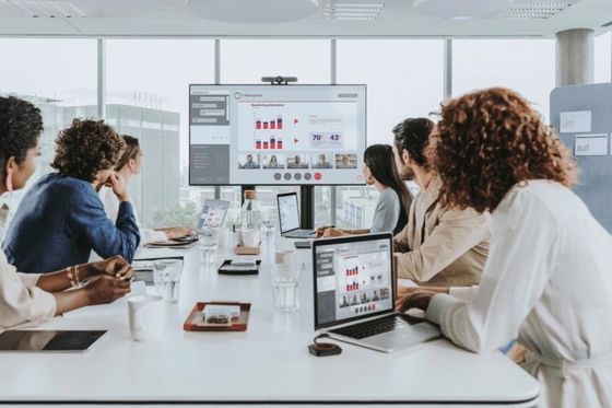 Mitarbeiter präsentiert Inhalte drahtlos im Meeting