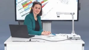 Elektrisch höhenverstellbarer Medientisch für Schulen.