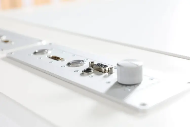 Elektrisch höhenverstellbarer Medientisch für Schulen.