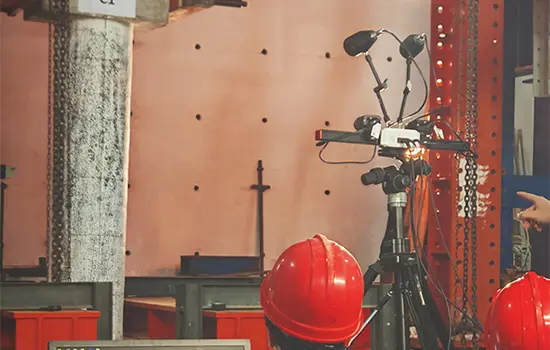 Highspeed-Kamera bei einem technischen Versuchsaufbau zur Material- und Bewegungsanalyse