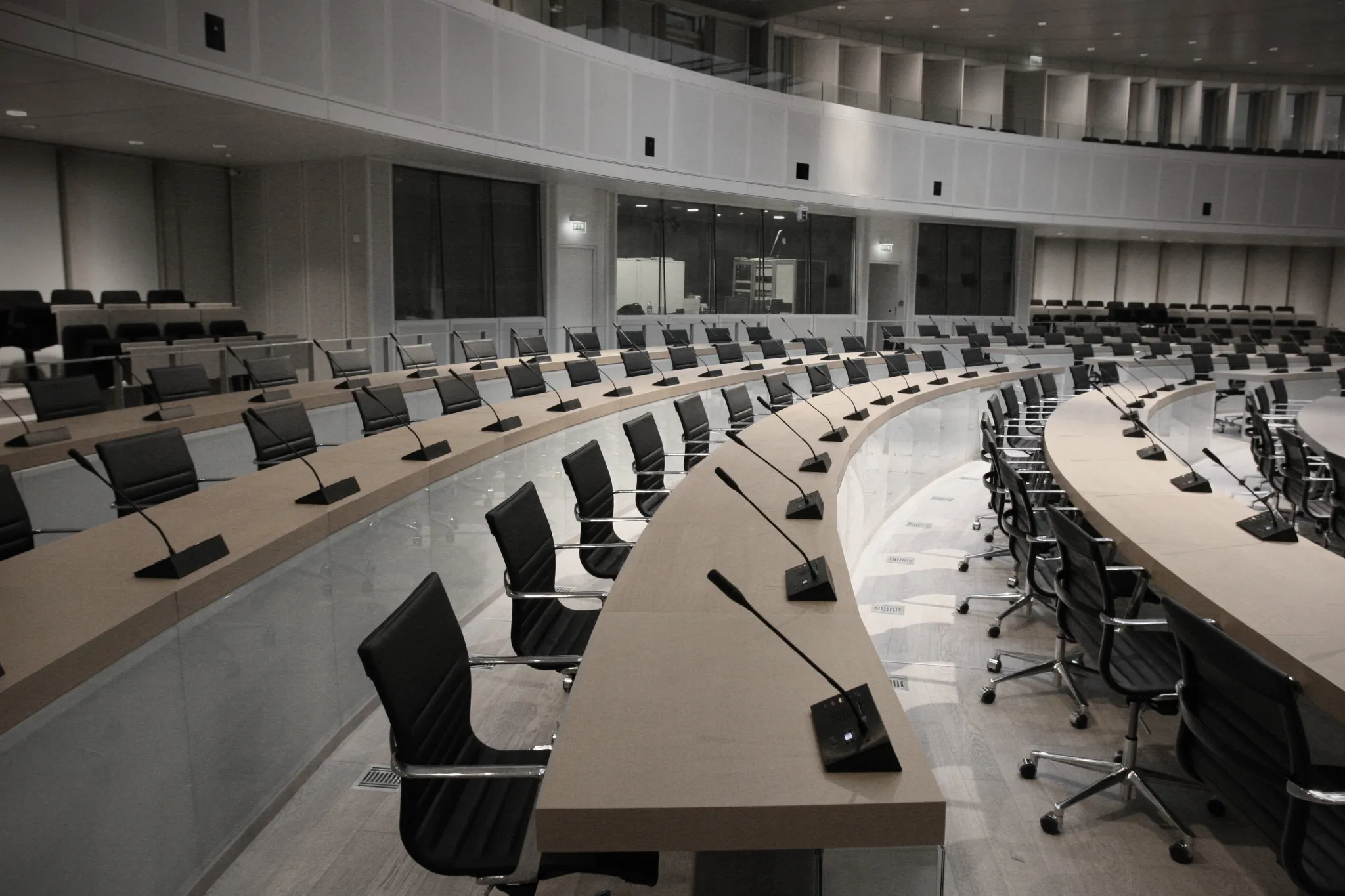 Öffentliche Sitzung im Sitzungssaal mit Medientechnik